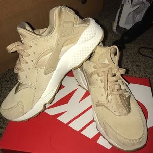 Nike Suede Tan Huaraches